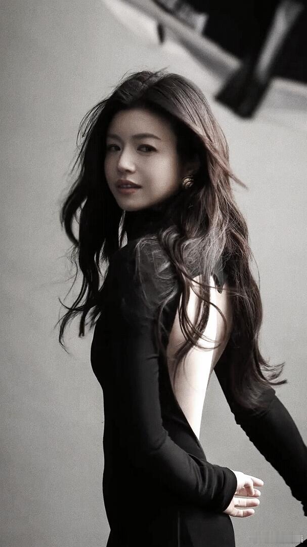 下部戏请让陈妍希演恶女，她很适合那种白天温柔美娇妻，晚上变太鲨人魔那种。 