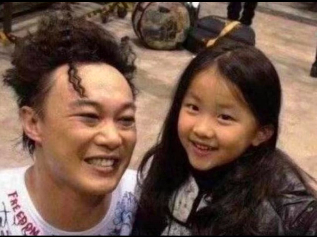曝陈奕迅带女儿上音综国粤无双一边是封神级天籁，一边是自带音乐基因的新声。这不仅是
