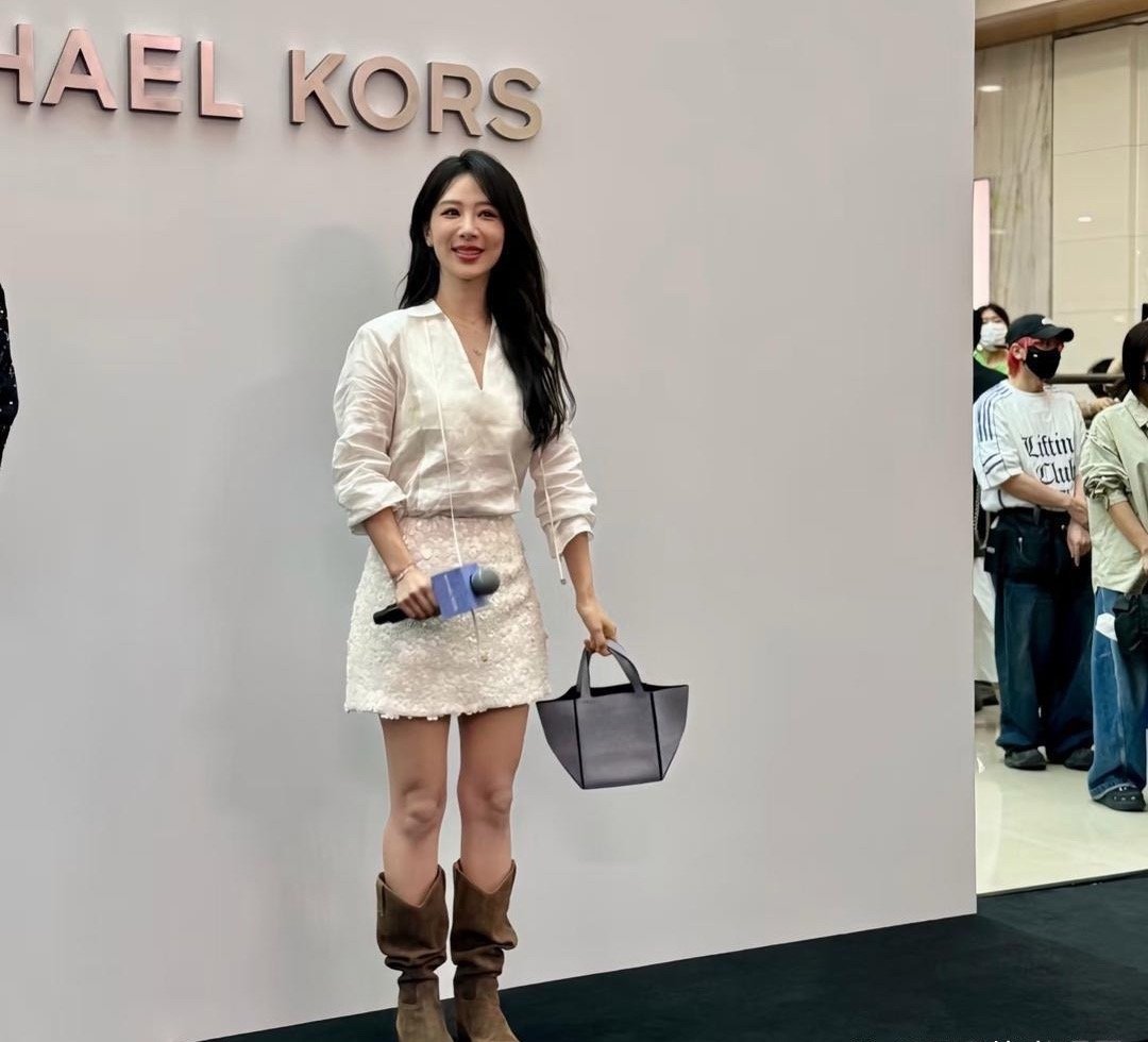 杨紫线下生图，最真实的样子，这颜值真的太吸睛了 ​​​