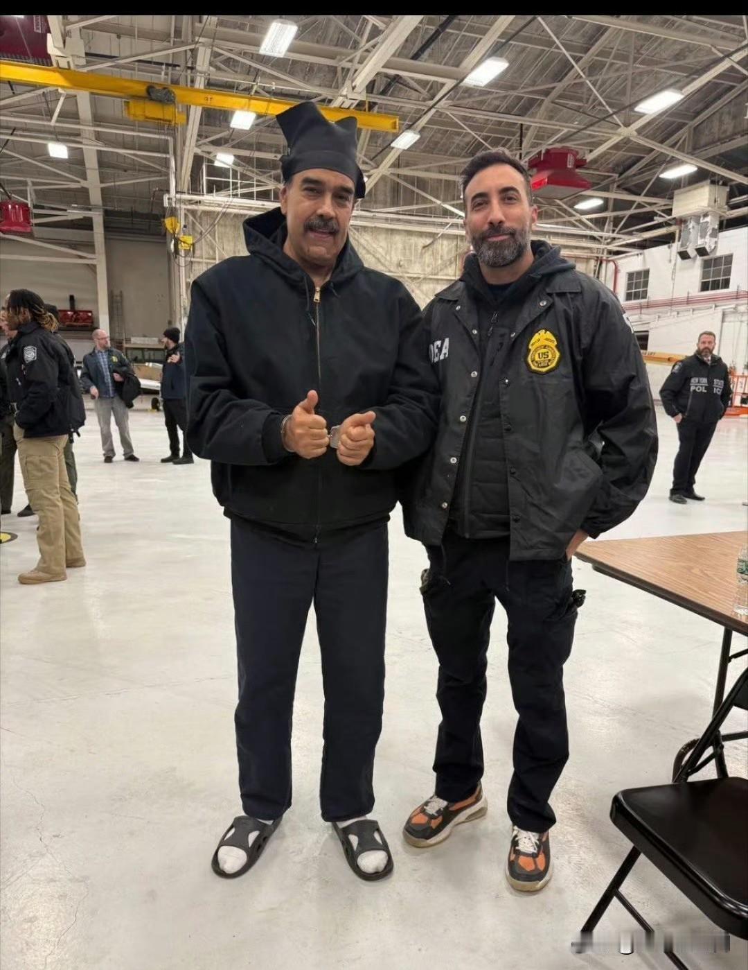 马杜罗与美国缉毒局人员合影的新照片

这是第几套衣服了？而且他为什么在笑？ ​