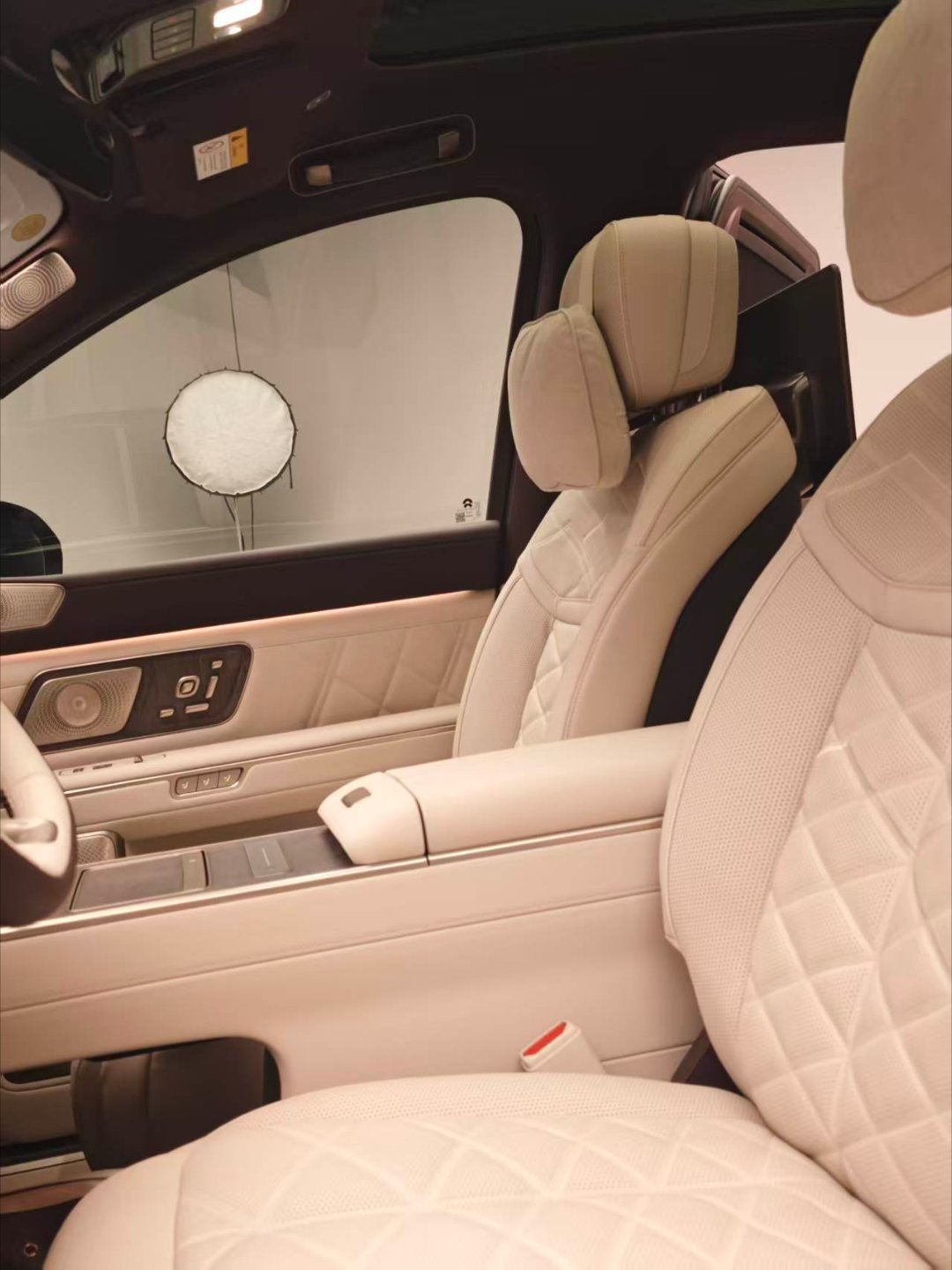 记得同事跟我说，当他摸到了ES9之后，才发现高端豪华车还可以如此这样。蔚来算是重