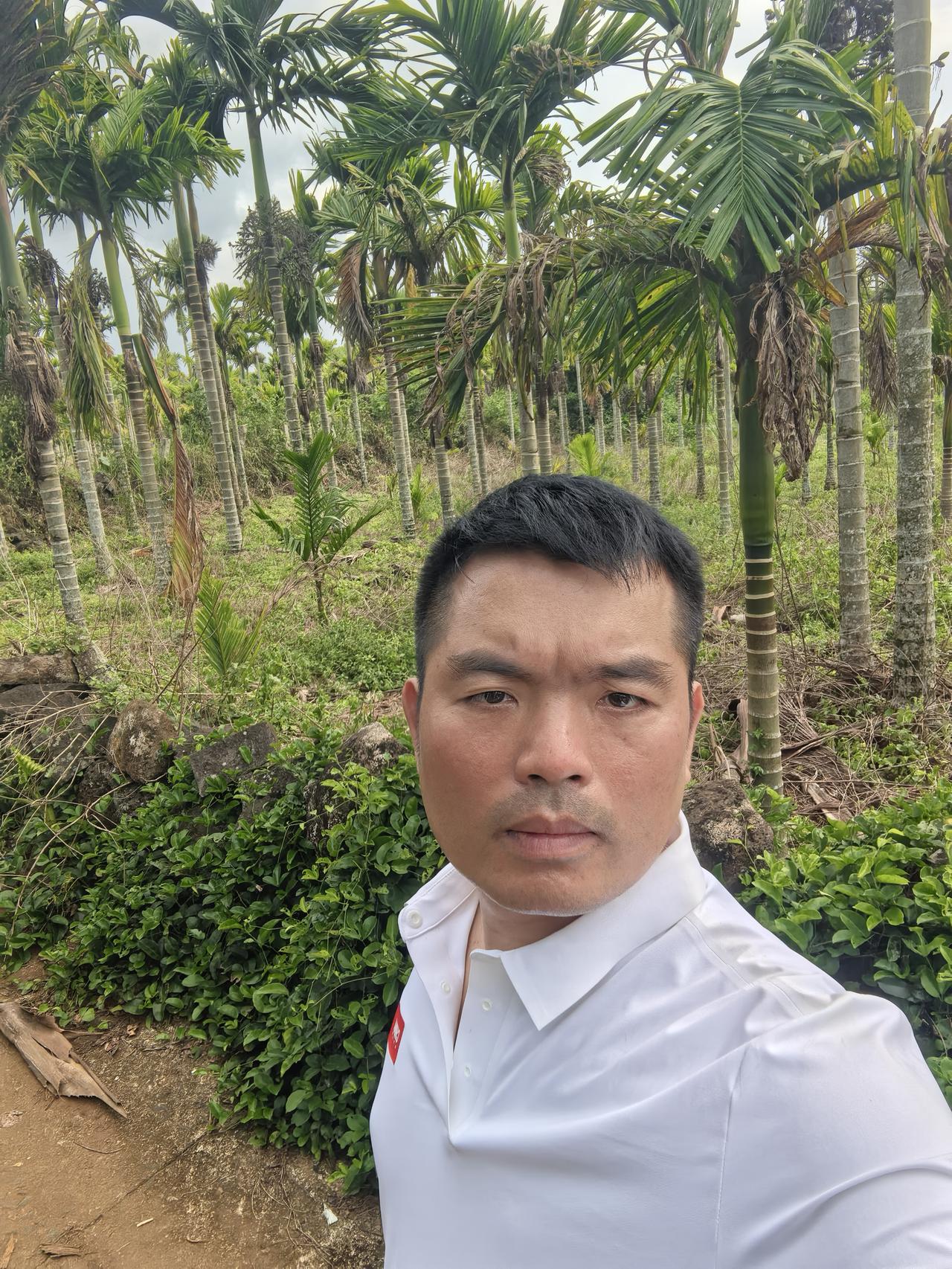 两盒广西月饼，两条中华烟直奔女朋友家过中秋，昨晚本来想在海口买酒和茶的，但女朋友