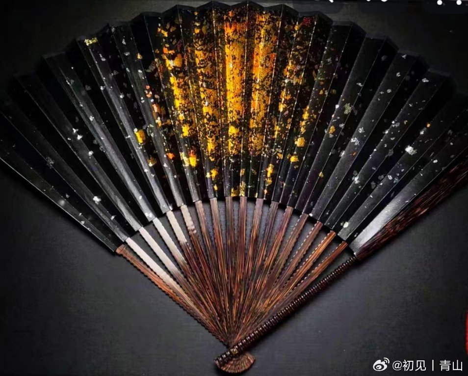 也不知道我哥是淘换的上古扇面儿自己拼的扇子还是直接入的古董……（毕竟盘串➕花乾大