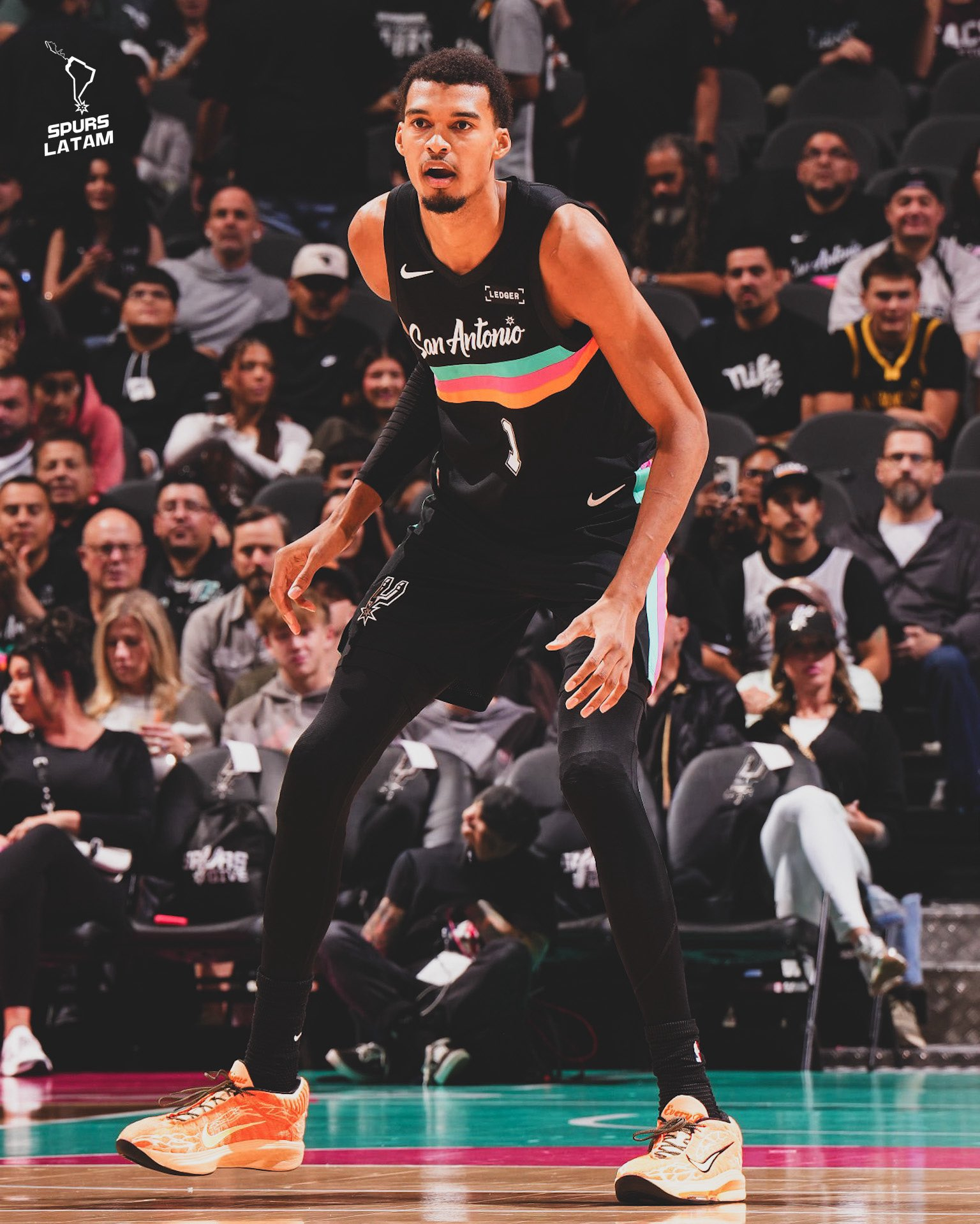 比赛正在进行中，为球员们的表现进行打分和评价吧！指路→