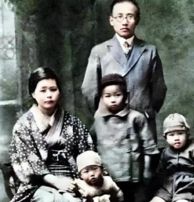 1978年，郭沫若在北京去世。最让人想不通的是，他在日本抛下的五个孩子，是靠他的