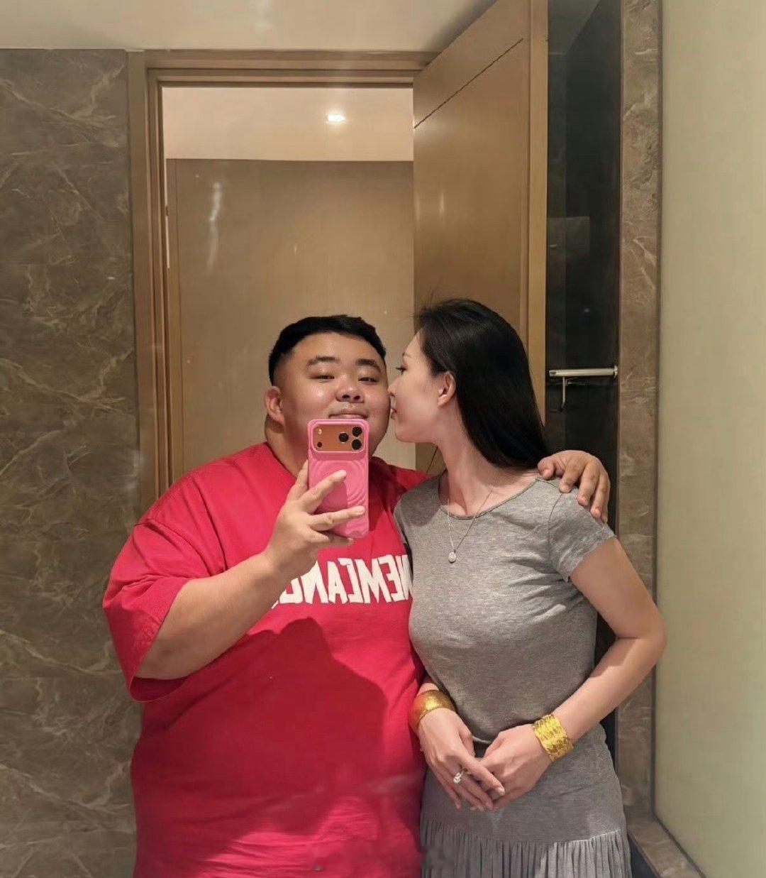 这男人娶到这么漂亮的老婆，肯定有别人没有的长处…… 