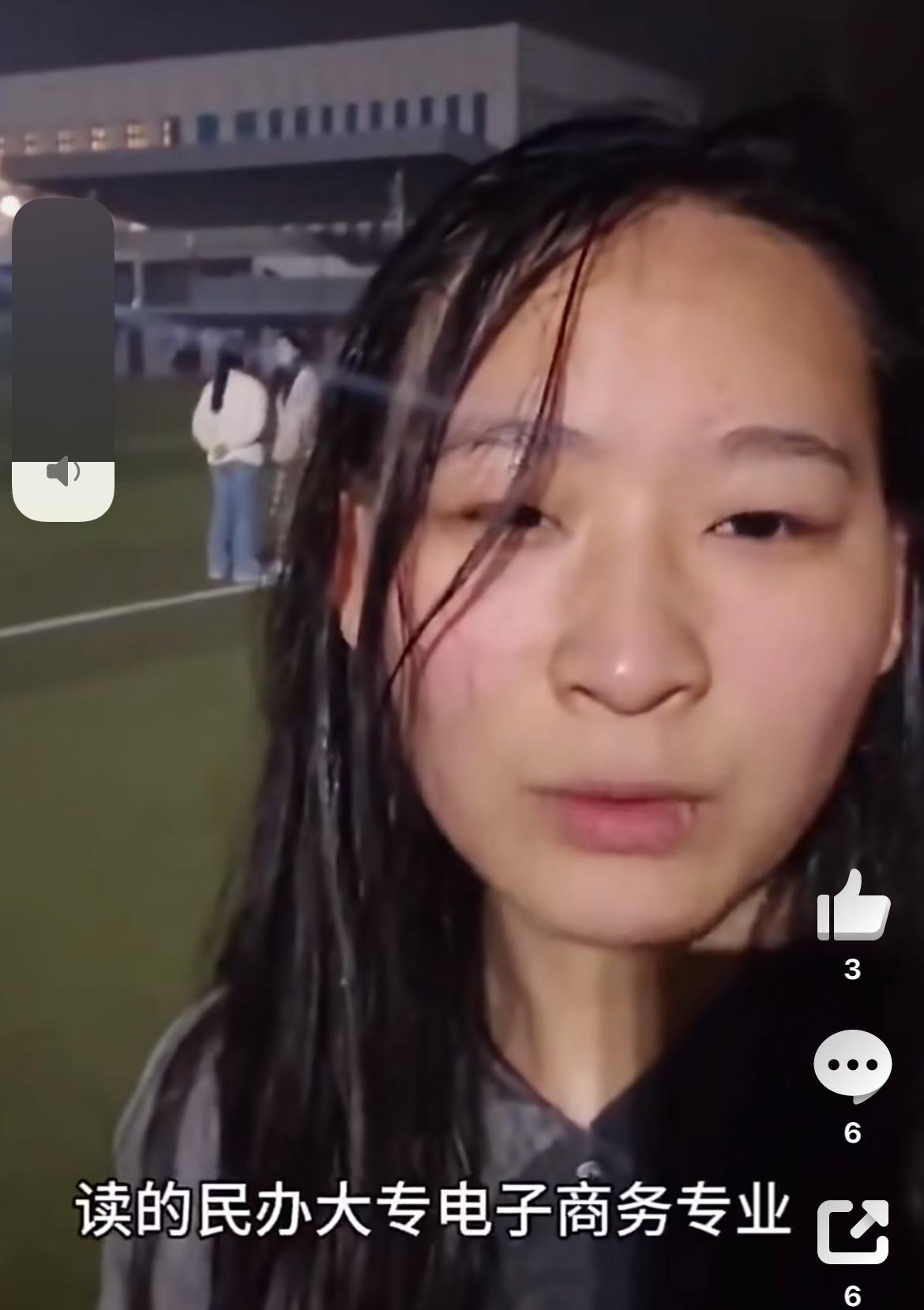 一个民办大学生吐槽所学的电子商务专业，就是花钱被忽悠。5年前的旧教材，老师上课念