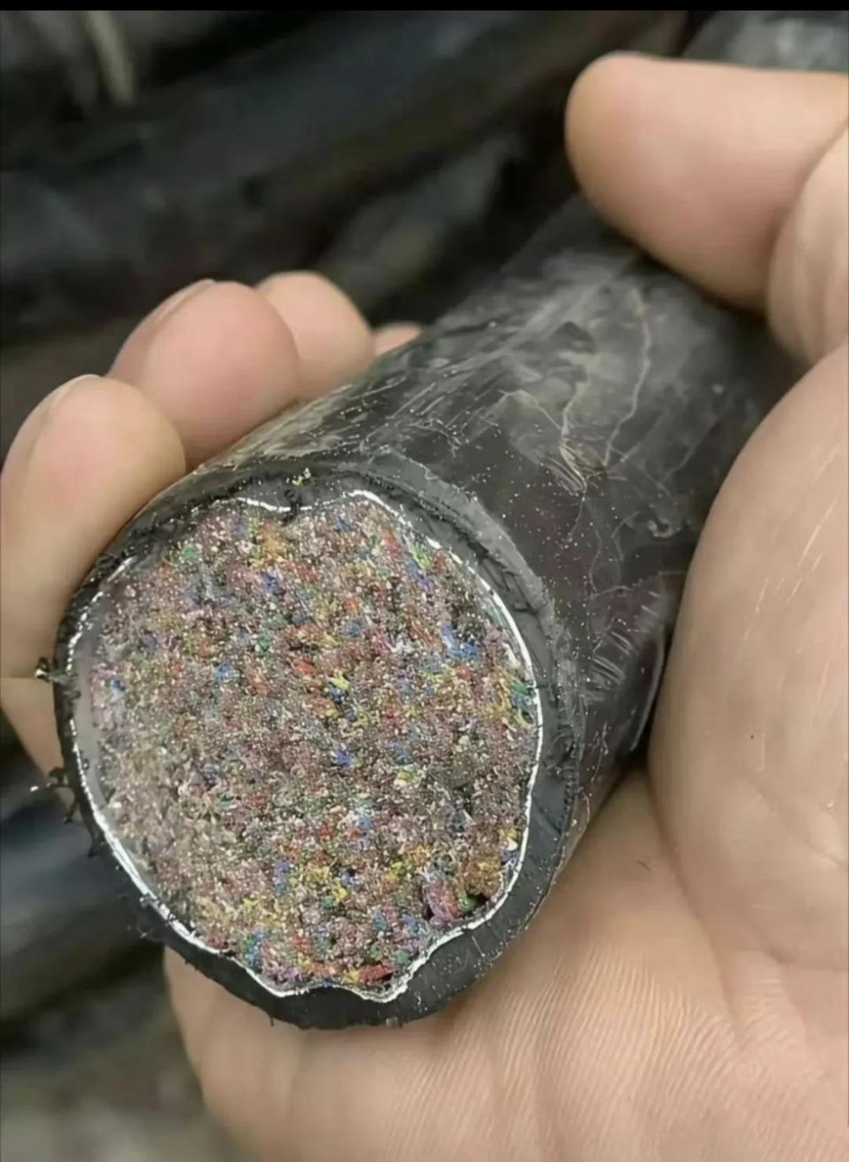 白红黑黄紫蓝桔绿棕灰，国防光缆既然这么重要为啥不修建个专用隧道，按理说这个东西征