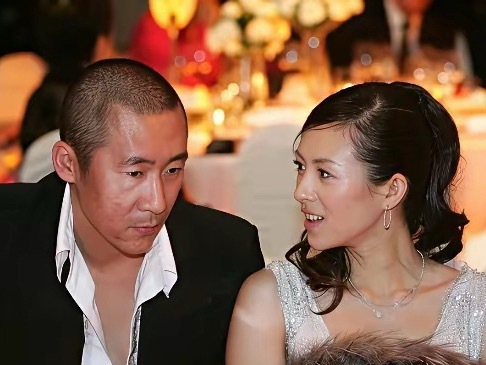 章子怡和哥哥颜值差距真的是。。妹妹是娱乐圈骨相美女，但哥哥只算个丑男，基因真的无