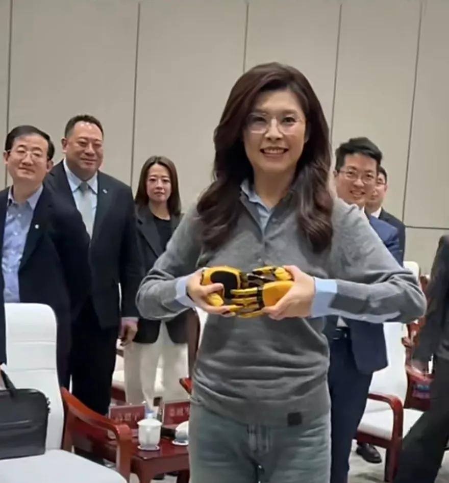 郑丽文11日参观中关村，获赠“灵心巧手”全世界最小的机器手，兴奋之情溢于言表。郑