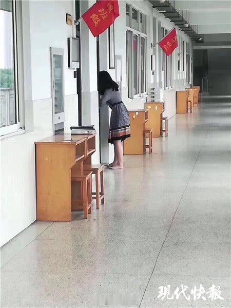 到学校给儿子送东西，担心高跟鞋声音太响影响学生听课，一位妈妈竟悄悄脱下鞋子，赤脚