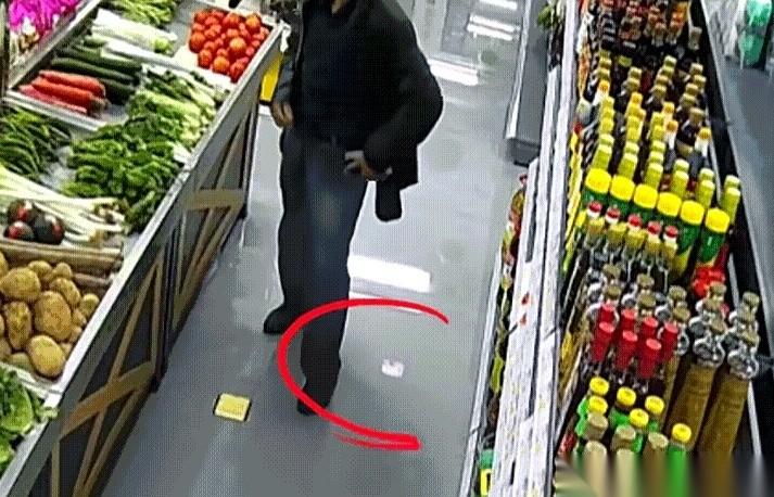 就为了一张工地上掉的100块钱。
老板关了店门，顶着个大太阳，满世界去找一个戴黄