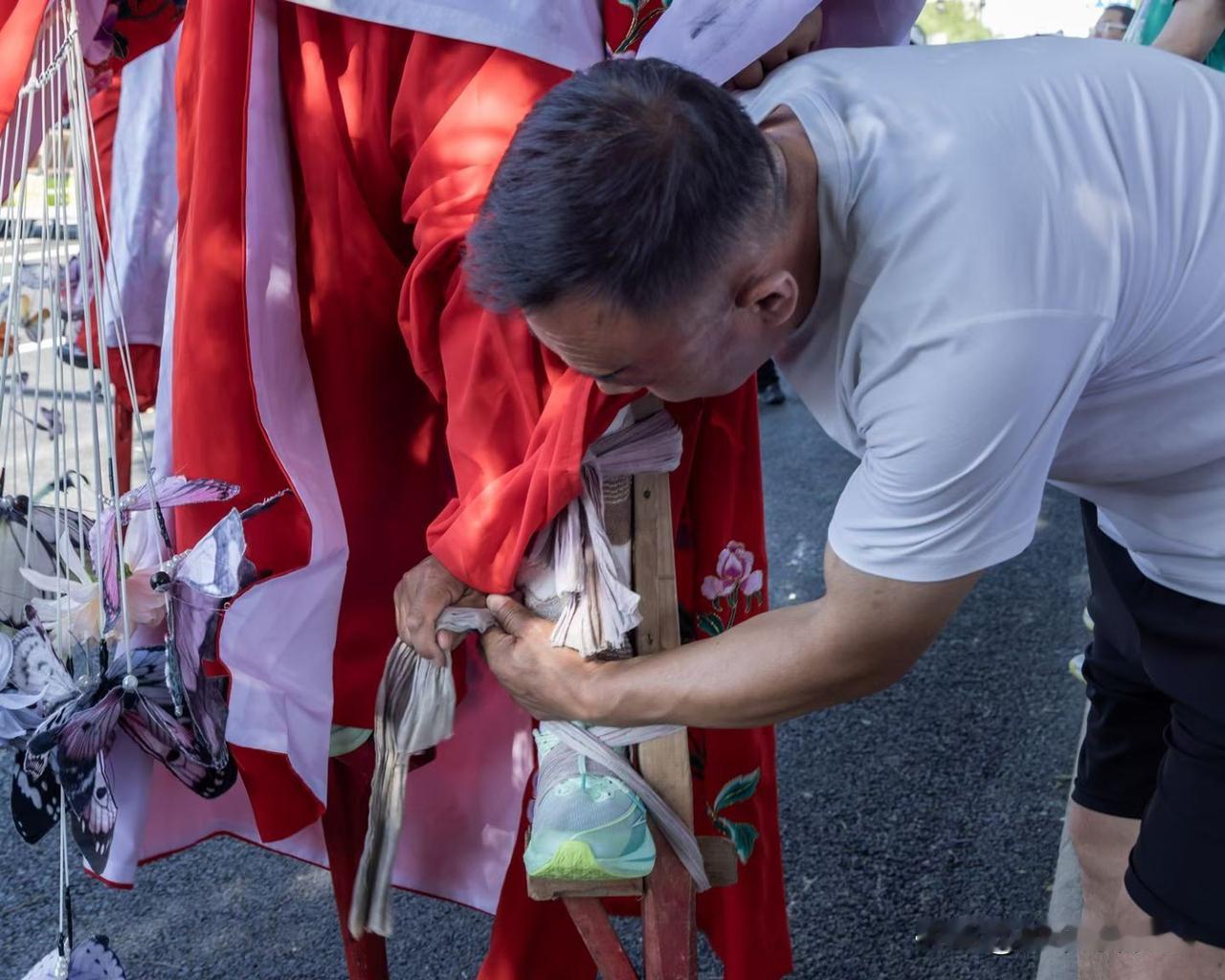 走进大兴庞各庄，第38届西瓜节的非遗高跷表演太精彩了！高跷表演者们脚踩高高的木跷