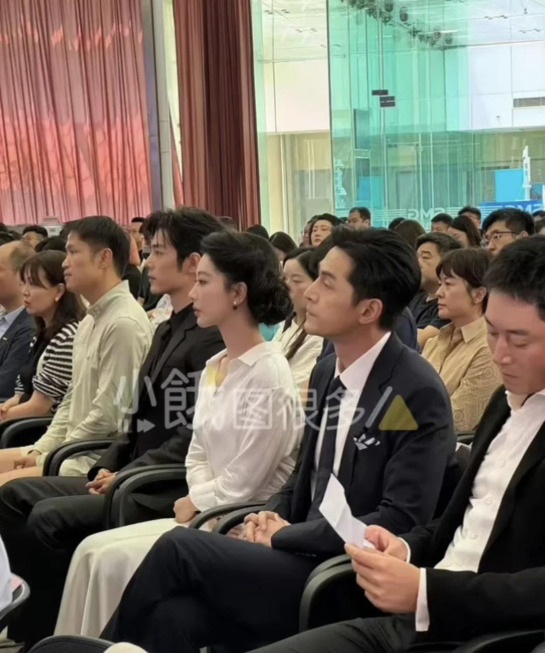 这次的发型好像董竹君
我去，这三人坐在一起！都是干练精英！杨紫 胡歌肖战
来图请