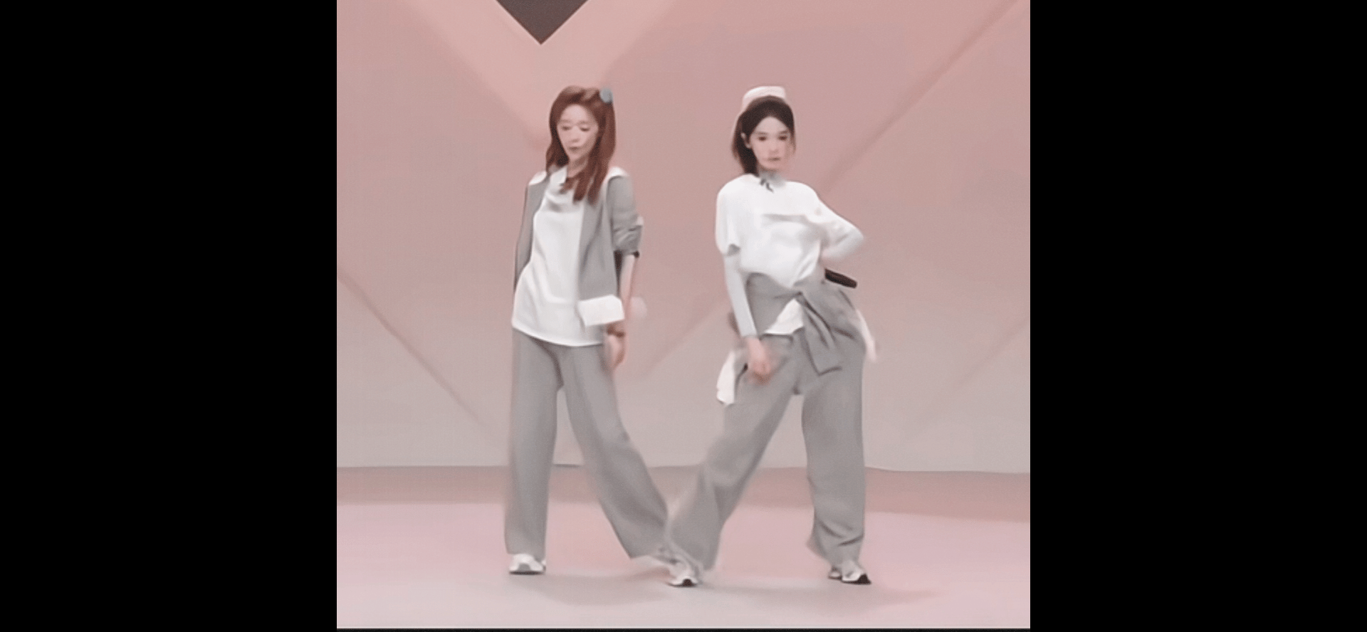 张月陈瑶双人舞双人舞开场！！所有人拿出智能手机打出瑶台月下美帝张月陈瑶搂腰