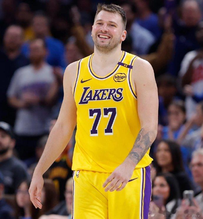 笑不活了！东契奇这手感是焊在手上了吧？防守抢板居然把球点进自家篮筐～ 