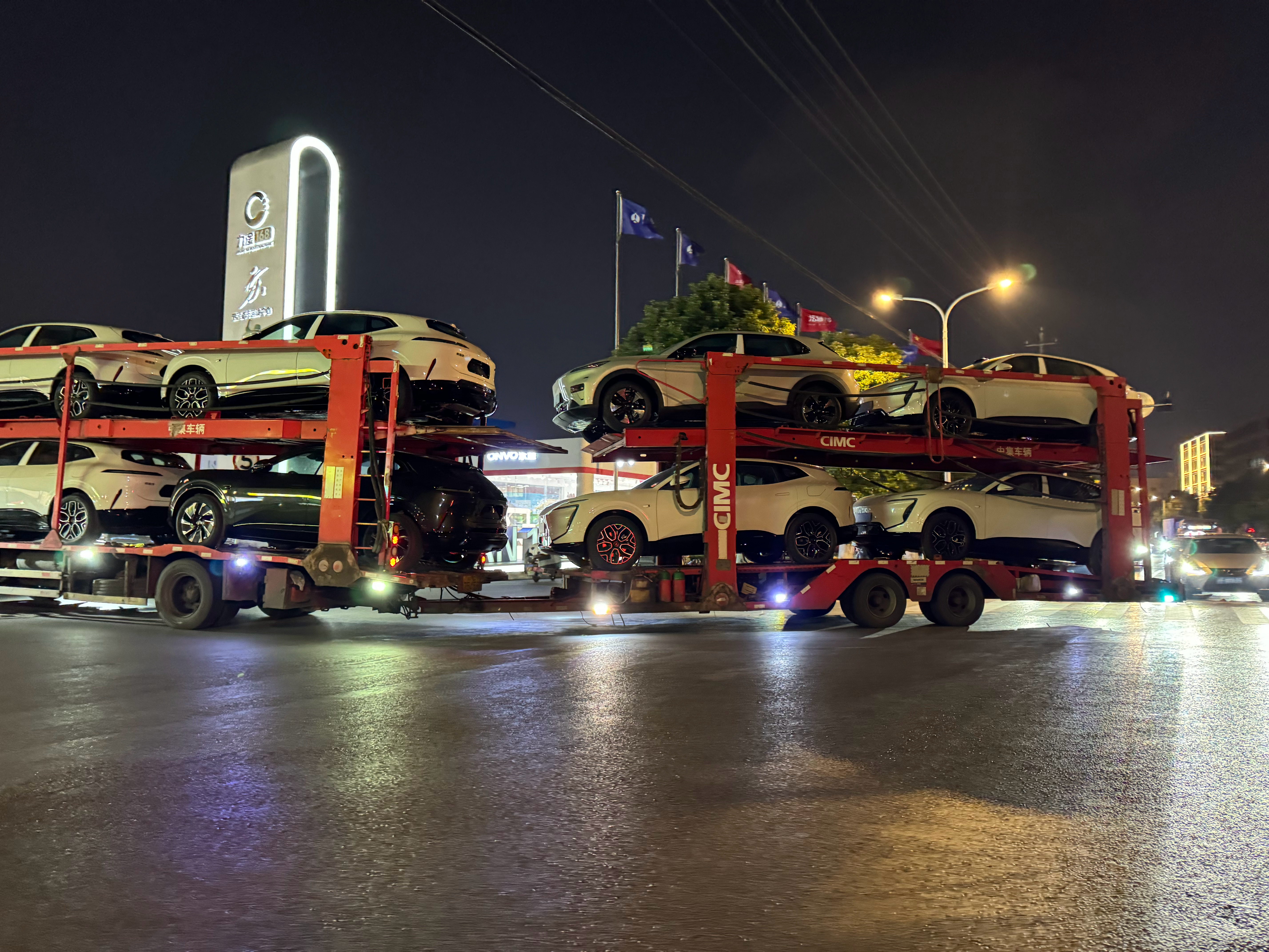 在阿维塔上海松江店门口看到一车的新 07。目前阿维塔的主力车型，好的时候一个月能