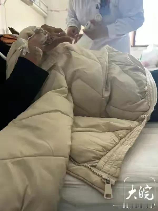 燕郊燃爆事故中最幸运的应该是这一位王女士了，当天早上爆炸时她就在这栋被炸通天的楼