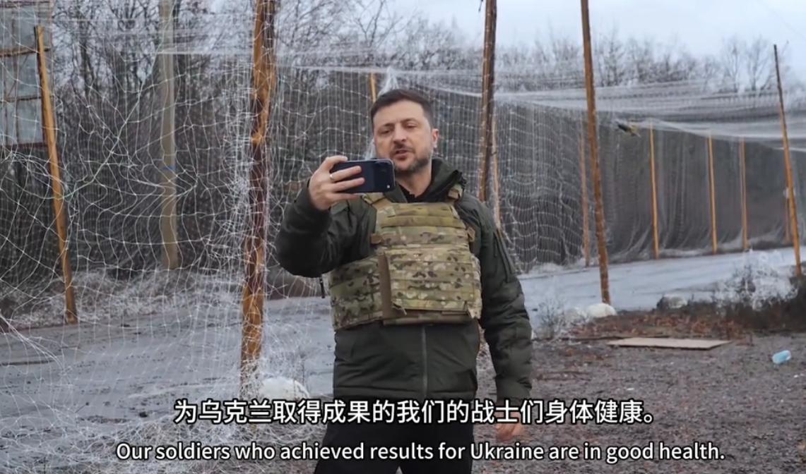 泽连斯基前往库皮扬斯克这一天，视频显示，当地正好大雾弥漫、细雨朦胧。

无疑，这