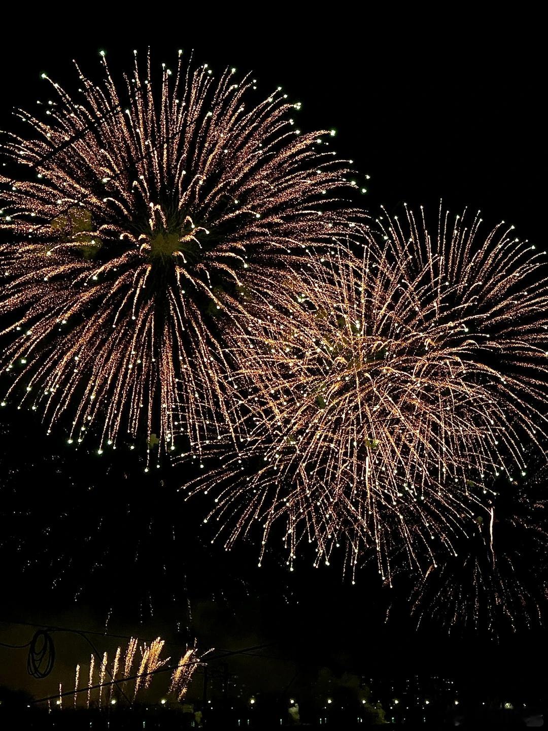 借着烟花许个愿，愿我们得偿所愿，