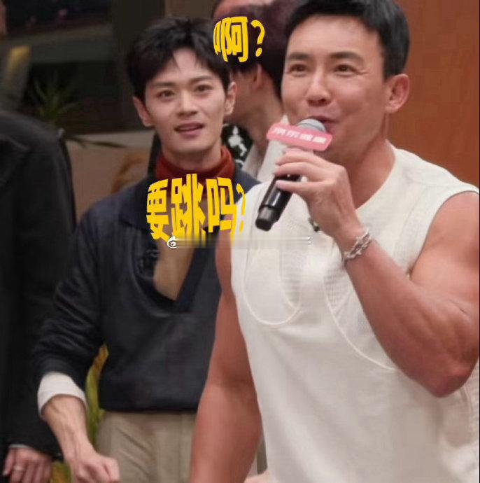 曹骏跳操前后对比谁被曹骏跳操反差笑到！一开始站在刘畊宏旁边满脸局促，眼神写满“我