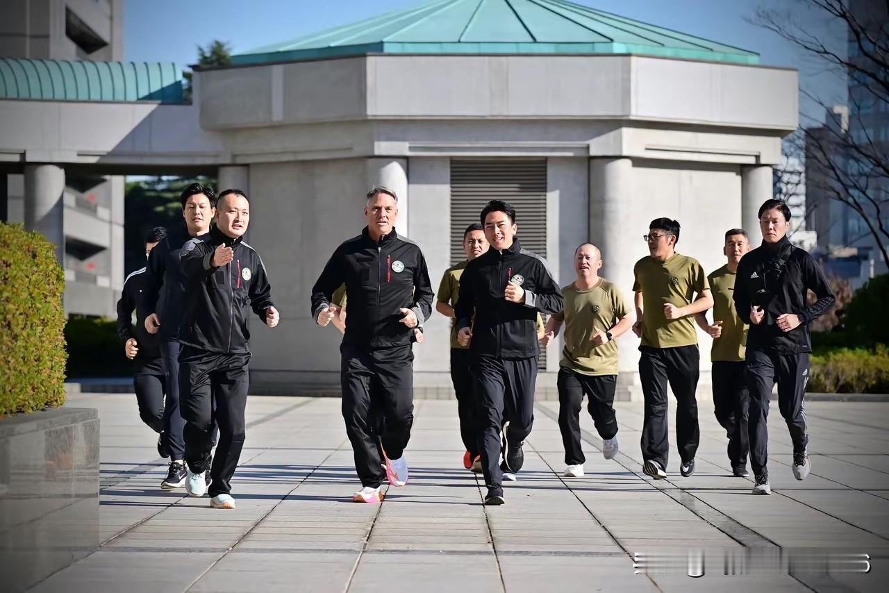 中、俄海上武装已经迫近日本本土，各种导弹部署已箭在弦上，而日本方面还在拉拢澳大利