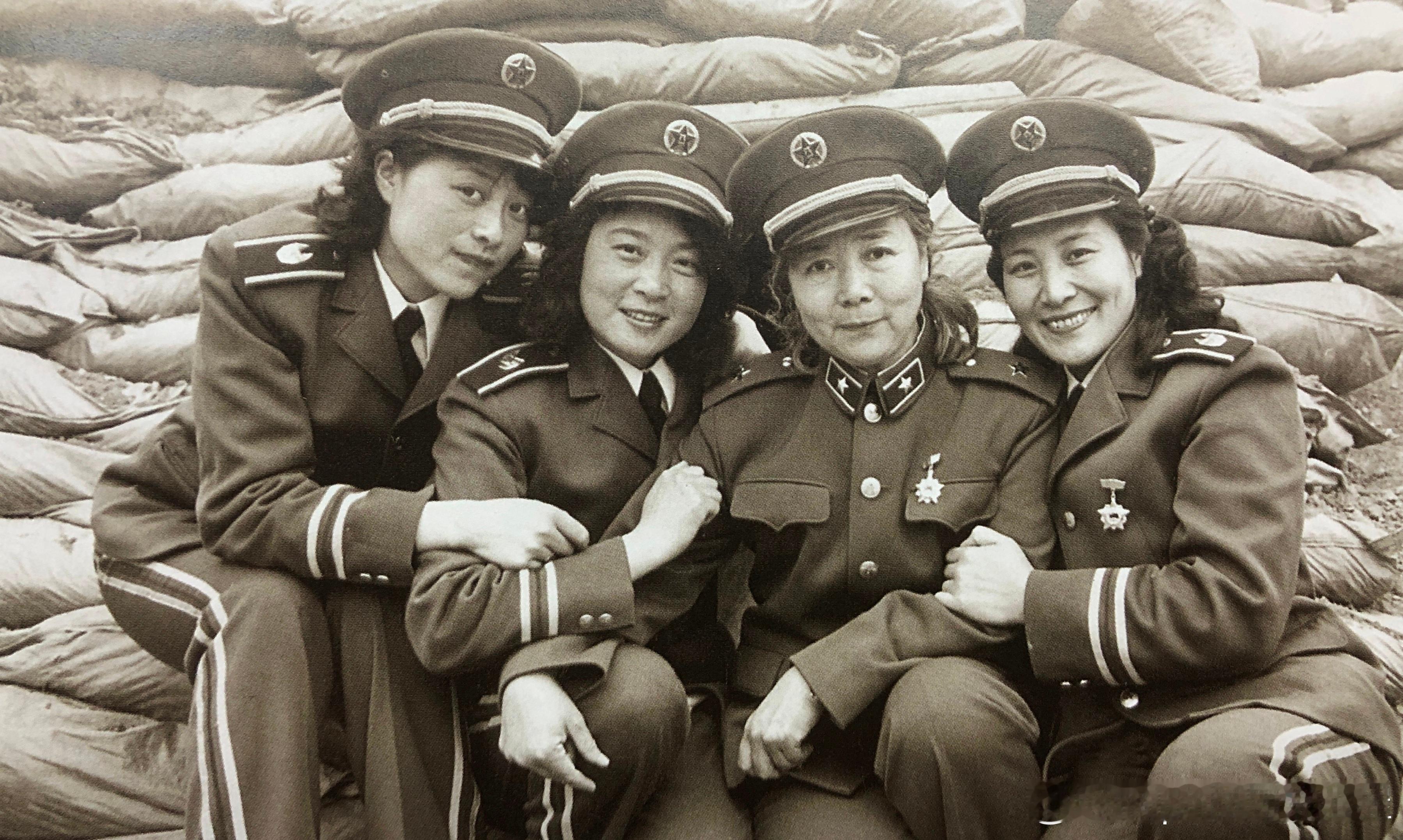 1986年1月八一电影制片厂演员剧团赴老山慰问。这是岳红、施建岚、田华、朱可心在