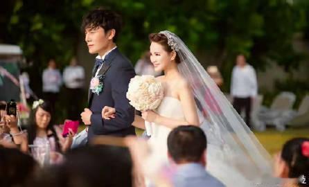 伊能静从产后忧郁到自信 谁懂啊，看到伊能静说十年没和秦昊单独旅行的时候，我真的鼻