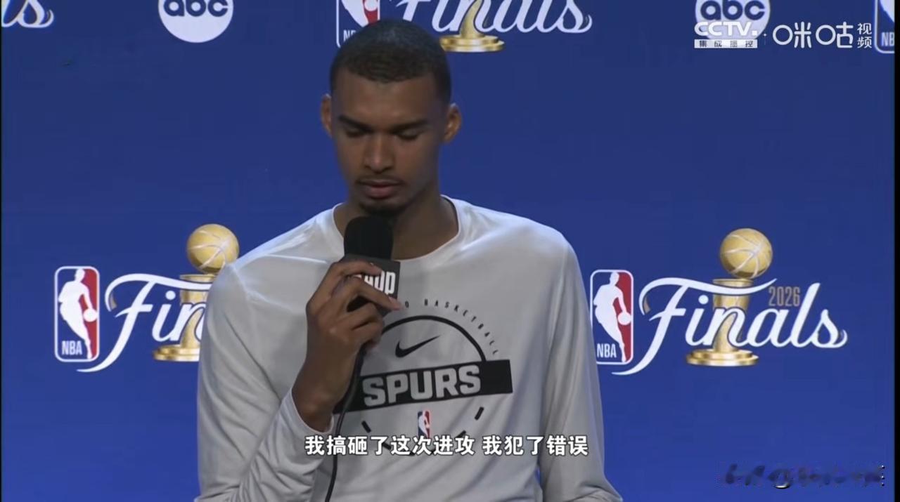 没能完成绝杀，加上关键时刻一次低级失误，文班亚马非常懊恼也很自责，
他非常严肃的