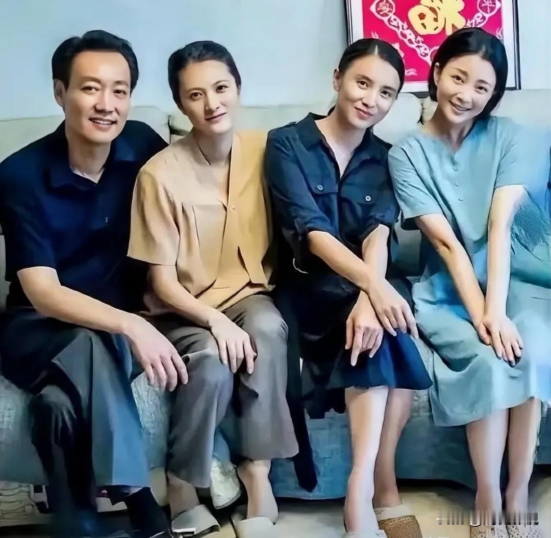 仔细看，这是电视剧《人世间》中4位演员。
左边是目若朗星，英姿昂昂的辛柏青；右二