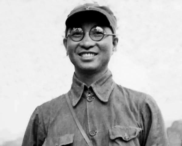 南昌起义期间陈赓曾因体力不支晕倒在水沟，多亏一位机智女兵出手相救！
1955年9