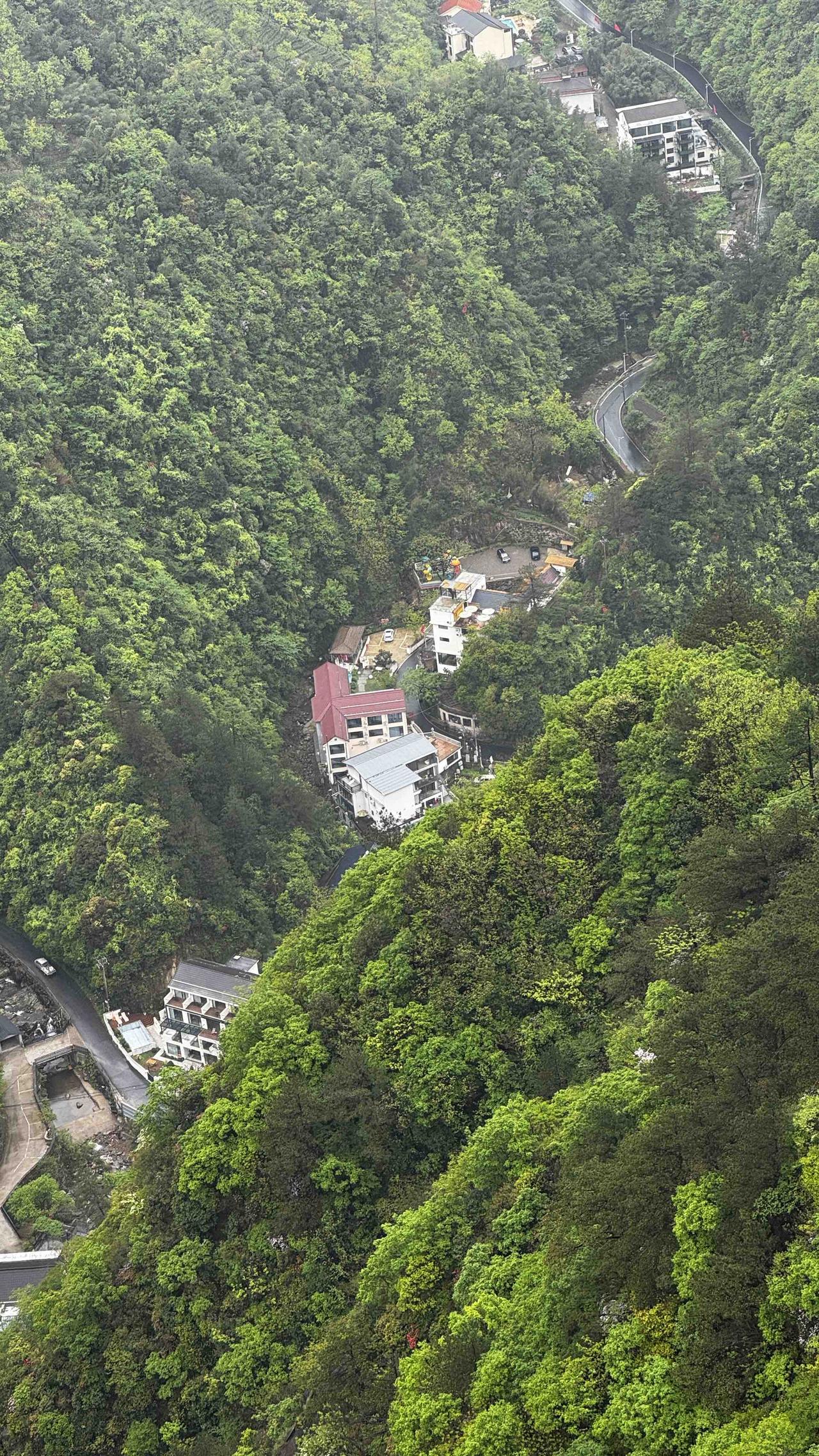 一路山色，随手拍一张风景照这是在安吉、黄岭村拍的山谷里的照片。