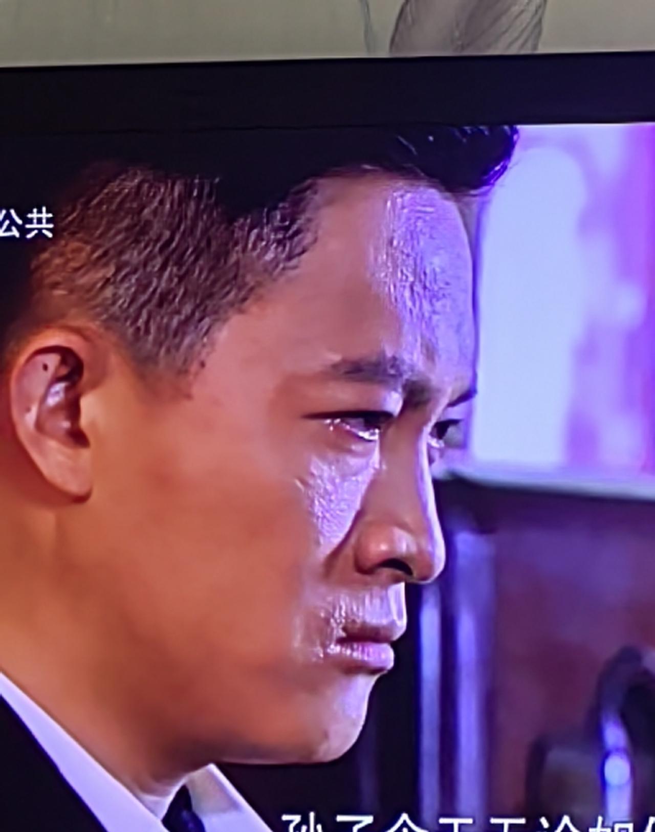 好莱坞选角导演现在翻开简历，先扫描演技再瞥脸。
去年新签约的演员名单里，42%的