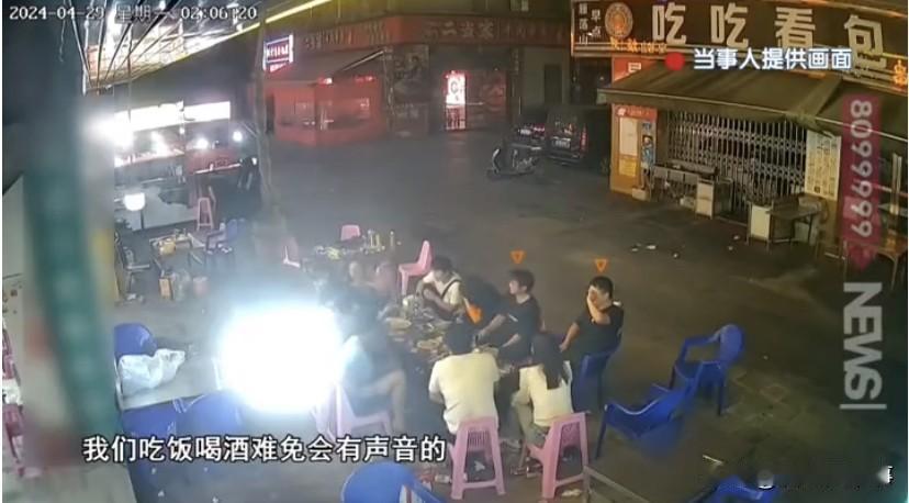伤害性不高，侮辱性极强！云南昆明，一群人半夜在街上吃烧烤，突然一盆粪便从天而降，