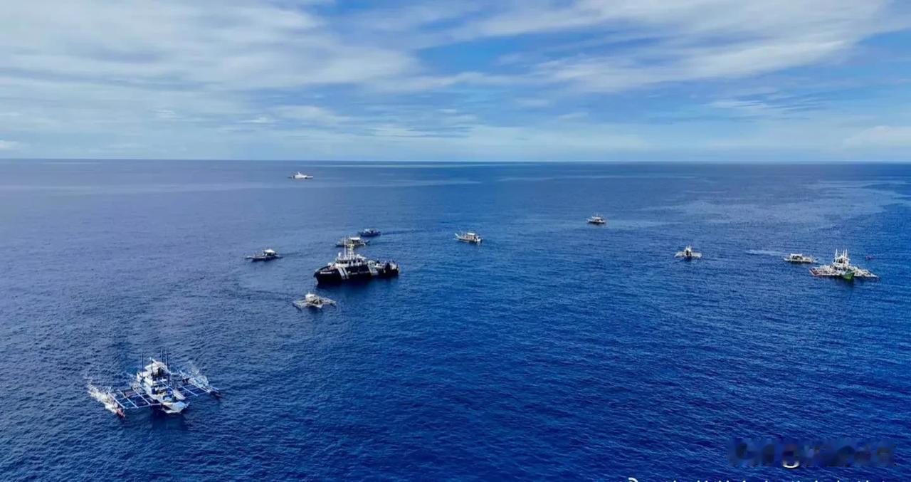 【海警】8月4日，菲律宾两艘渔政船在我国仙宾礁侵权的更多现场图来了。本组图片为中