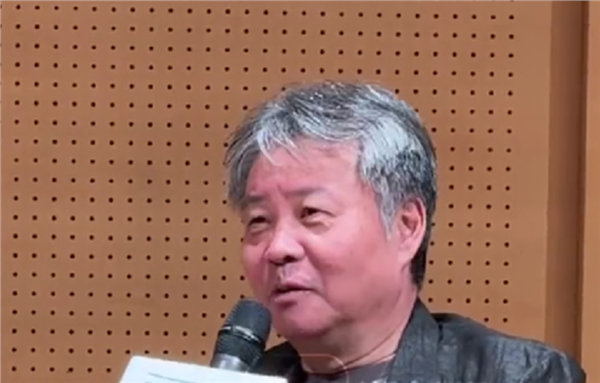 【余华训斥AI犯错遭妻子责备：不要用这种态度跟小姑娘说话】余华自曝训斥AI犯错遭