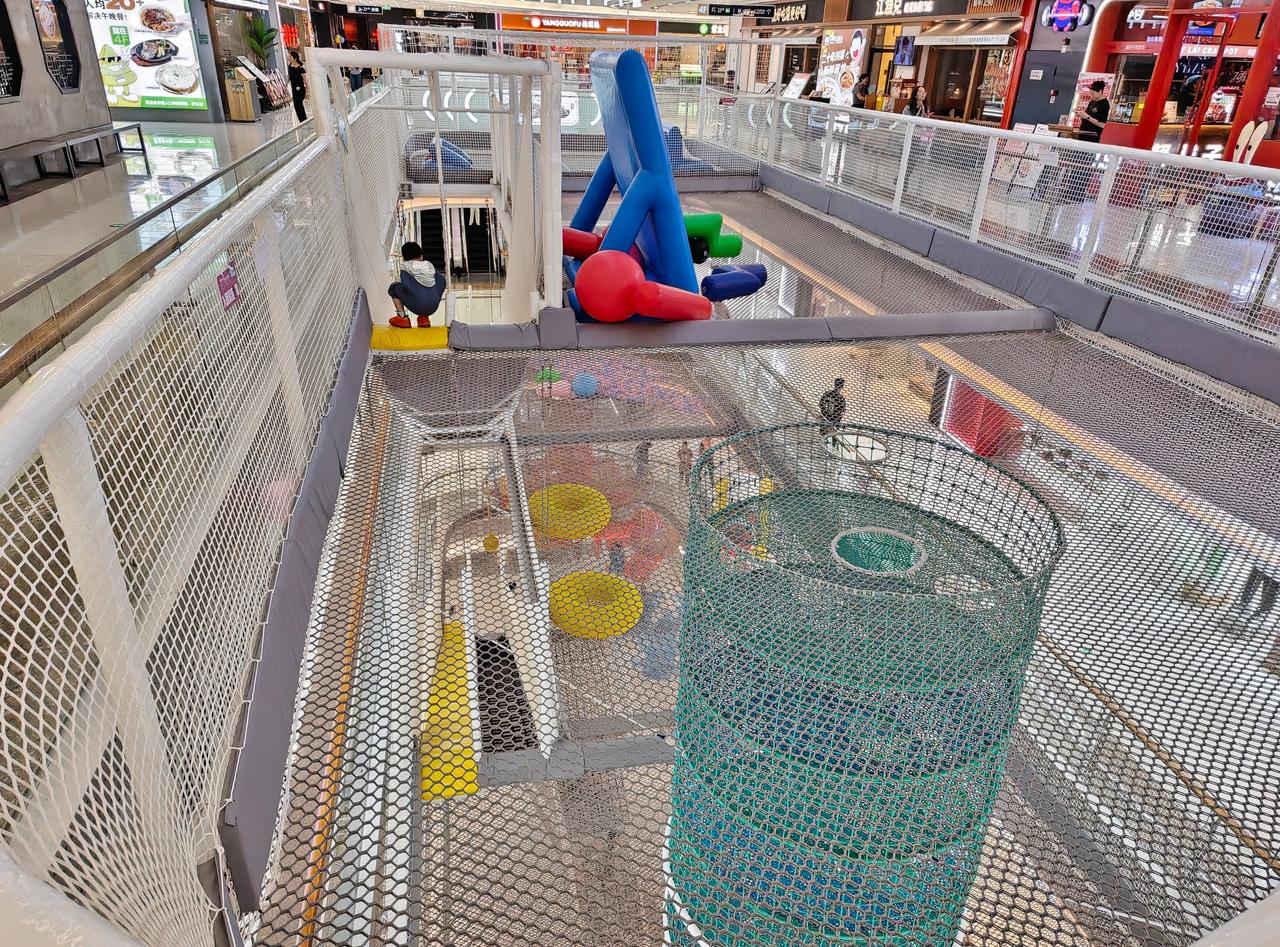 这种超商中庭建起来的游乐场，最初灵感是不是来源中学里面的防跳楼措施… ​​​
