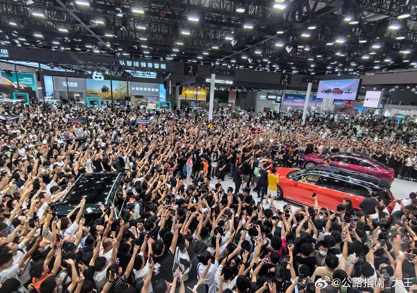 买车的逻辑，什么时间点买车，就用这三点套：1.买的车今年是否换代2.卖的好的竞品