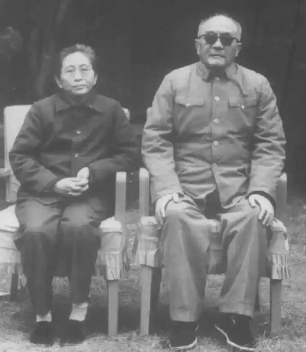 1952年，黄克诚的岳父，因贩毒被判死刑，行刑前，黄克诚竟向办案干部提出：“可否