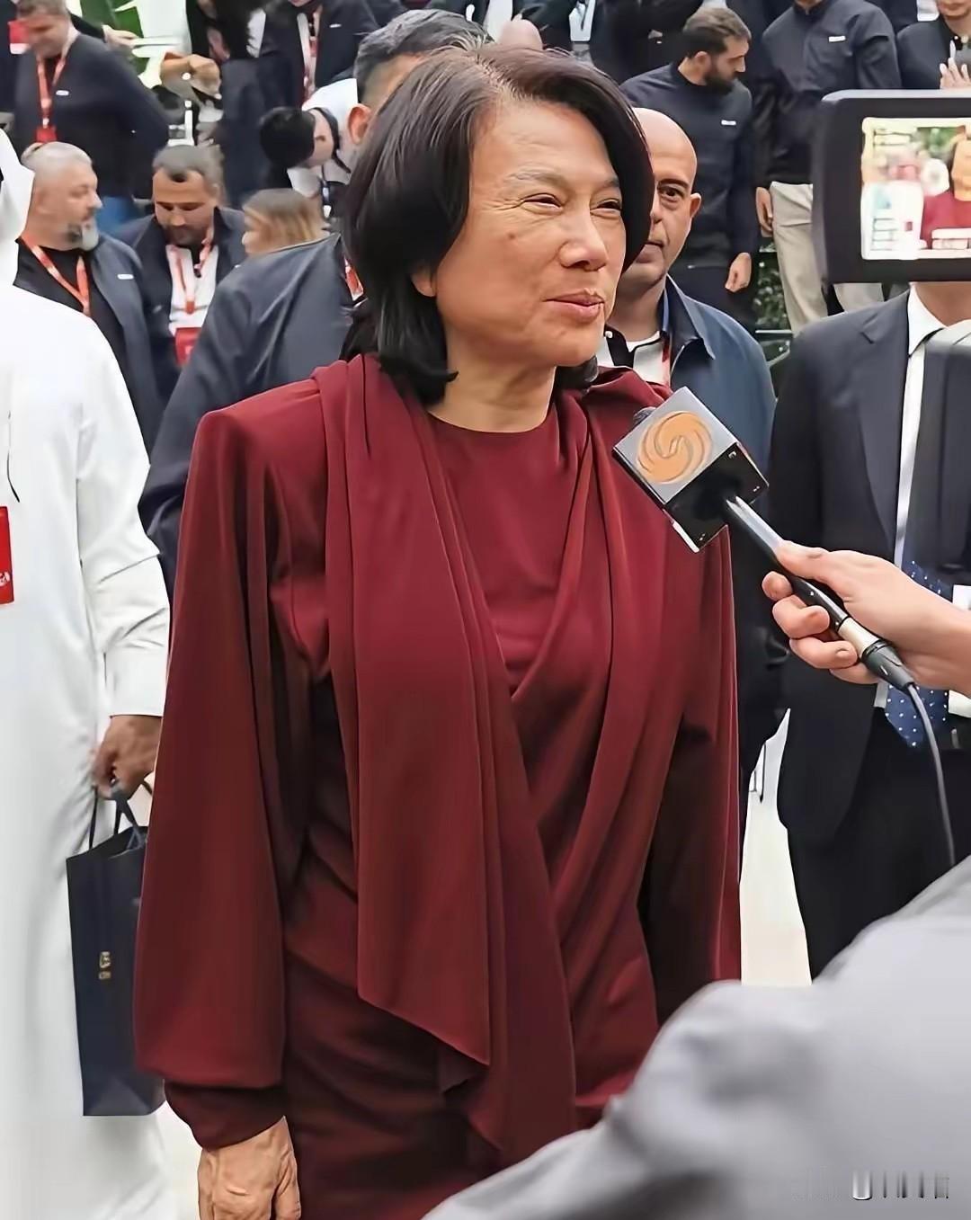 真被董明珠的人间清醒给狠狠圈粉了，
一番话道透了成年人高端社交的真相。

被问到