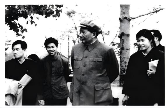 20实际50年代至70年代初，毛主席身体还很好，经常到全国各地视察，进行调查研究