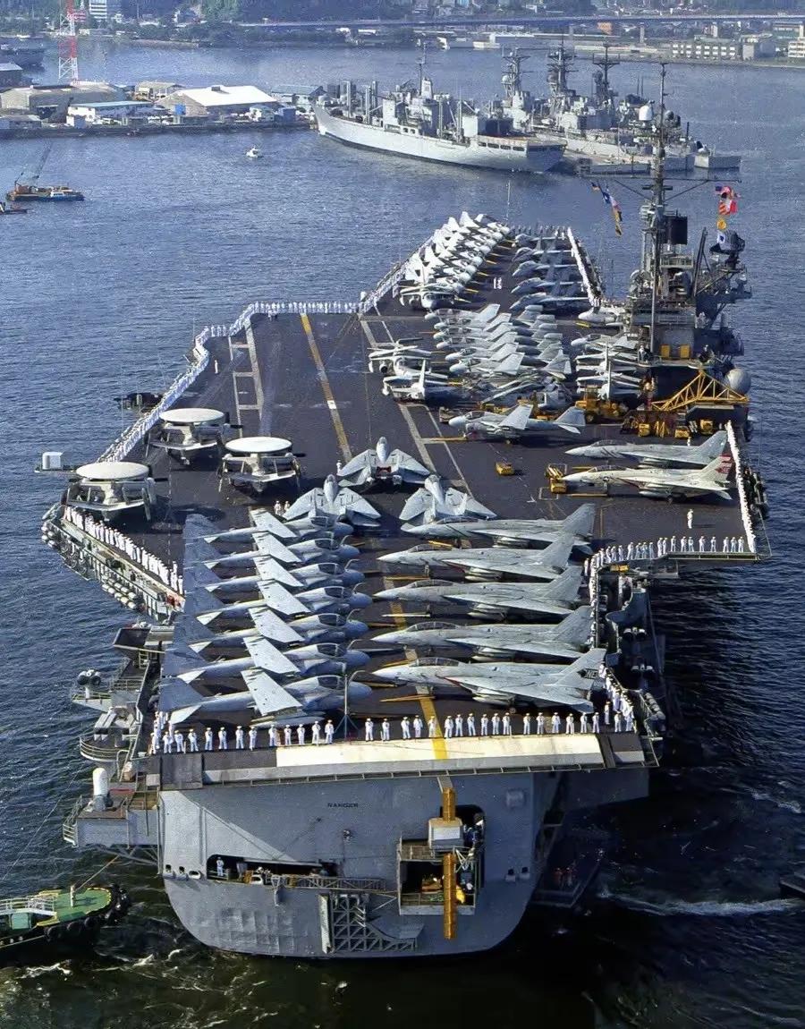1992年8月18日，美国海军CV-61“突击者”号航空母舰造访日本横须贺。


