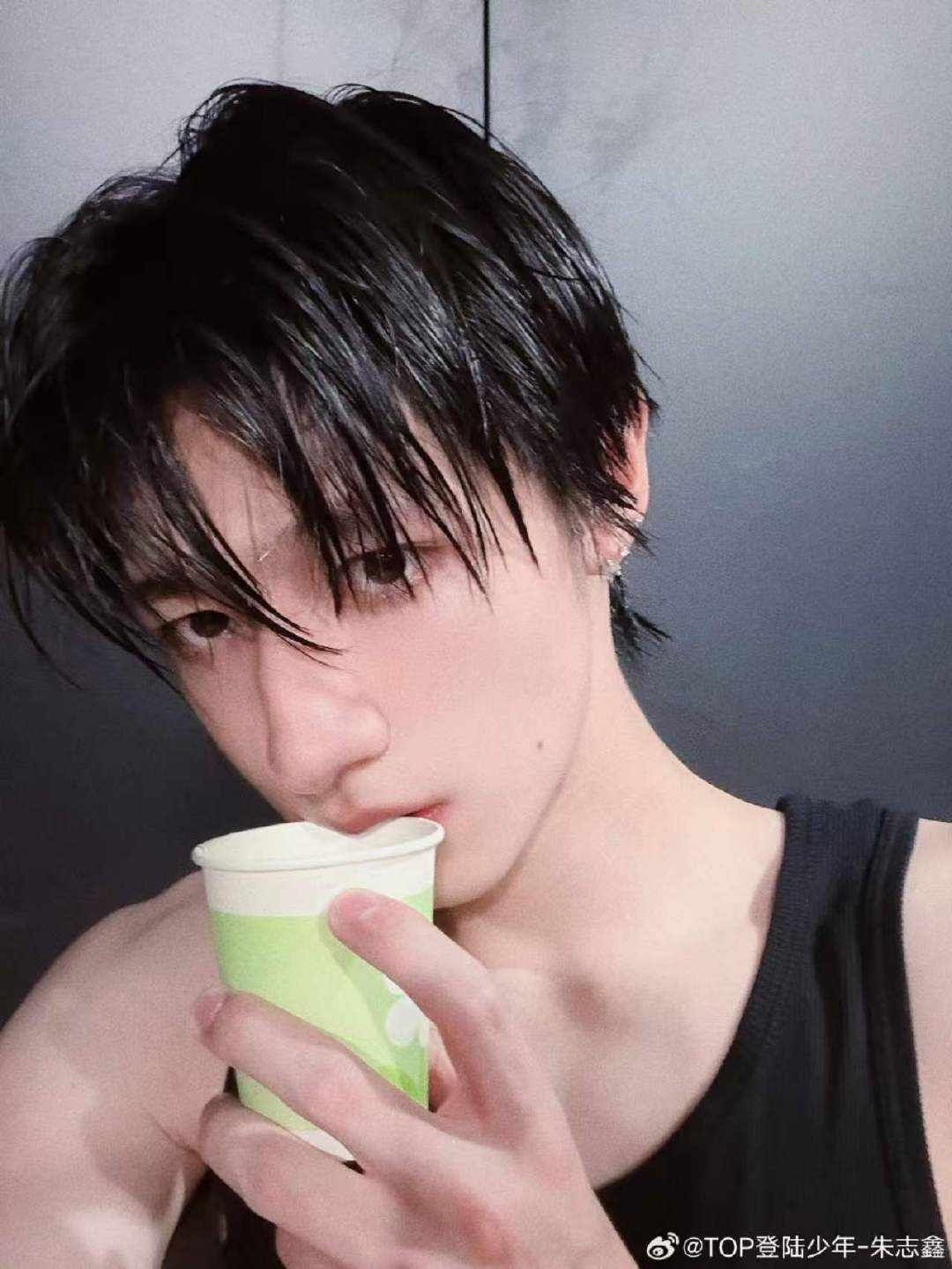 朱志鑫好自律朱志鑫晚睡福利 哦莫哦莫好自律的朱志鑫，这是什么晚睡福利嘛 