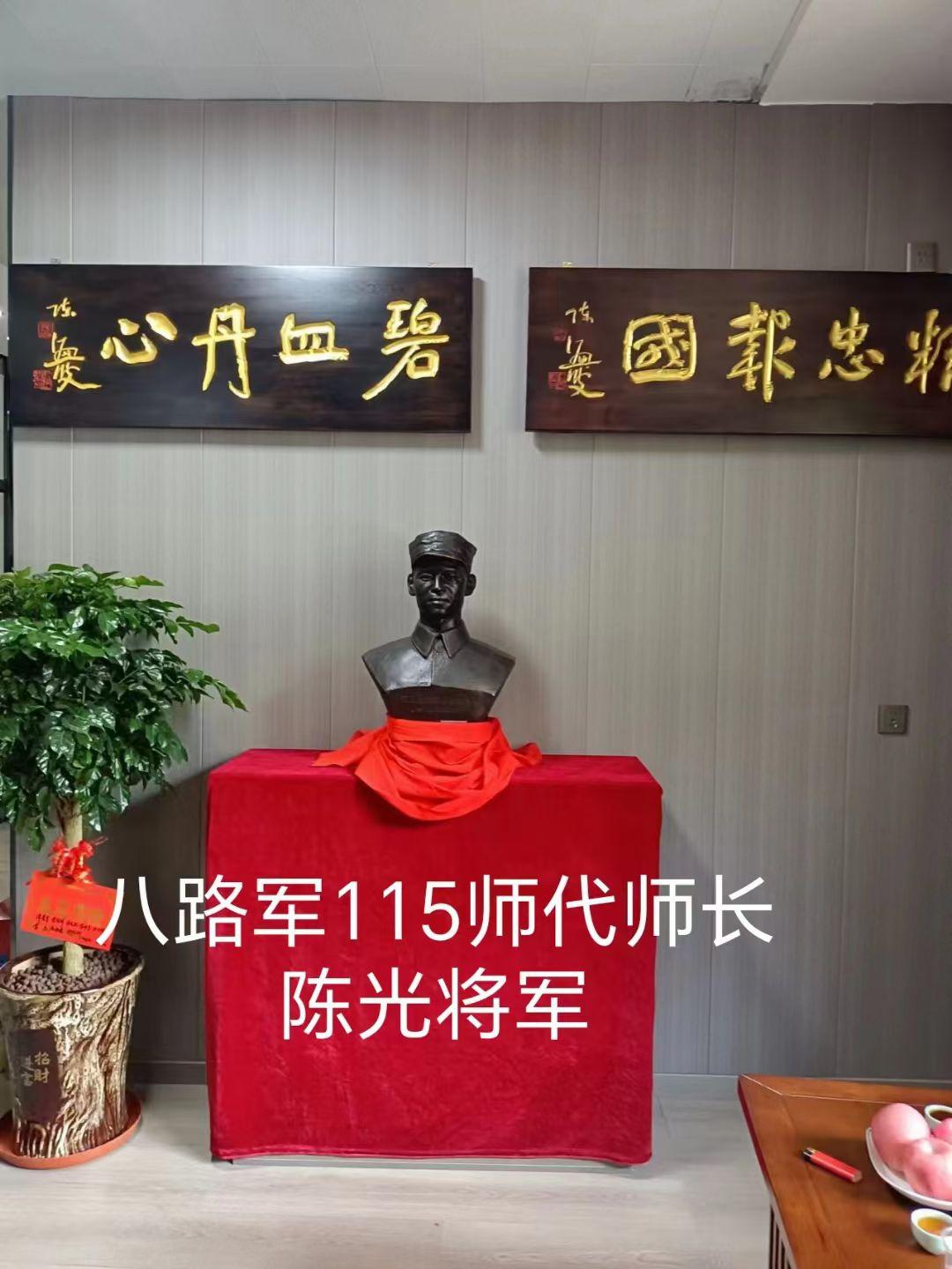 开国名将八路军115师代师长 陈光将军
陈光，湖南宜章栗源堡人，中国人民解放军高级指挥员。1926年参加农协任委员，次年底加入中国共产党。1928年初参加湘南起义，带一个连随朱德陈毅上井冈山与毛泽东会师。历任红军团长、师长、副军团长、代理军团长等职，中华苏维埃共和国第二届中央执行委员，授二等红星奖章。长征中率二、四师担任前卫，参加了血战湘江、四渡赤水、急进泸定桥，腊子口攻坚“贡献极巨”。到达陕北后参加了直罗镇奠基和入晋东征战役。抗日战争中任八路军第343旅旅长、第115师代师长等职，参与指挥平型关、广阳、保
