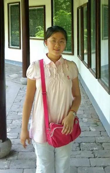 2013年，她勇夺辽宁省文科状元，随后被香港大学录取，并获得香港大学全额奖学金，