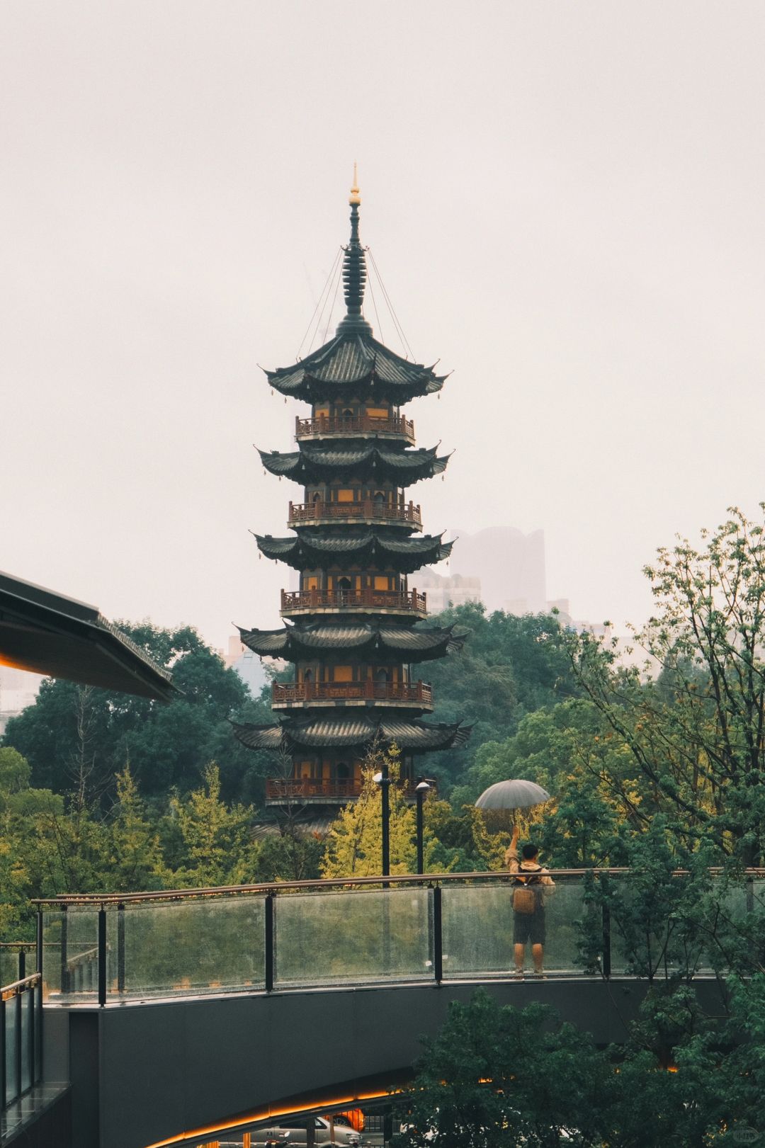 我在地铁口找到了龙华寺的最佳拍摄机位！