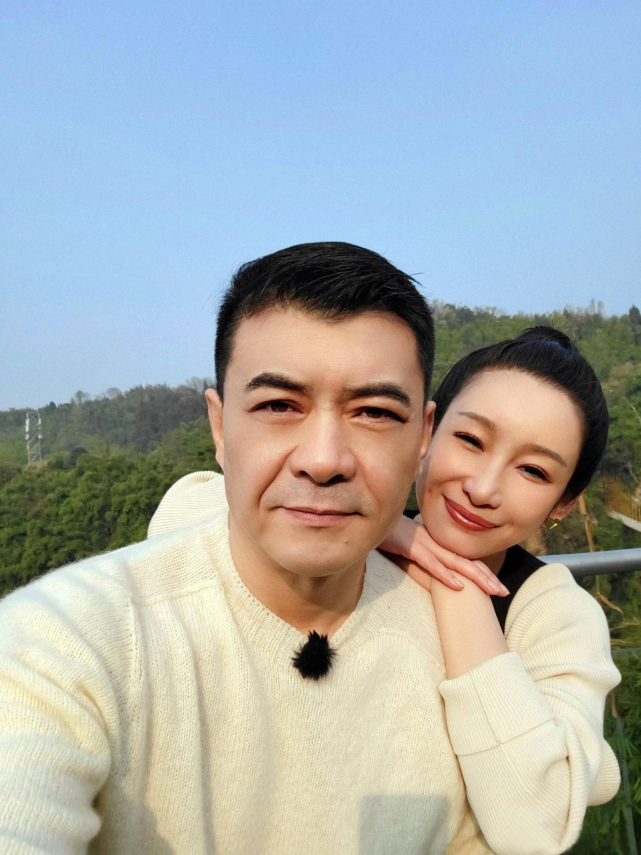 秦海璐节目上撂话“我老公比陈建斌帅”，全场瞬间安静。她敢这么狂，不是没理由，那个
