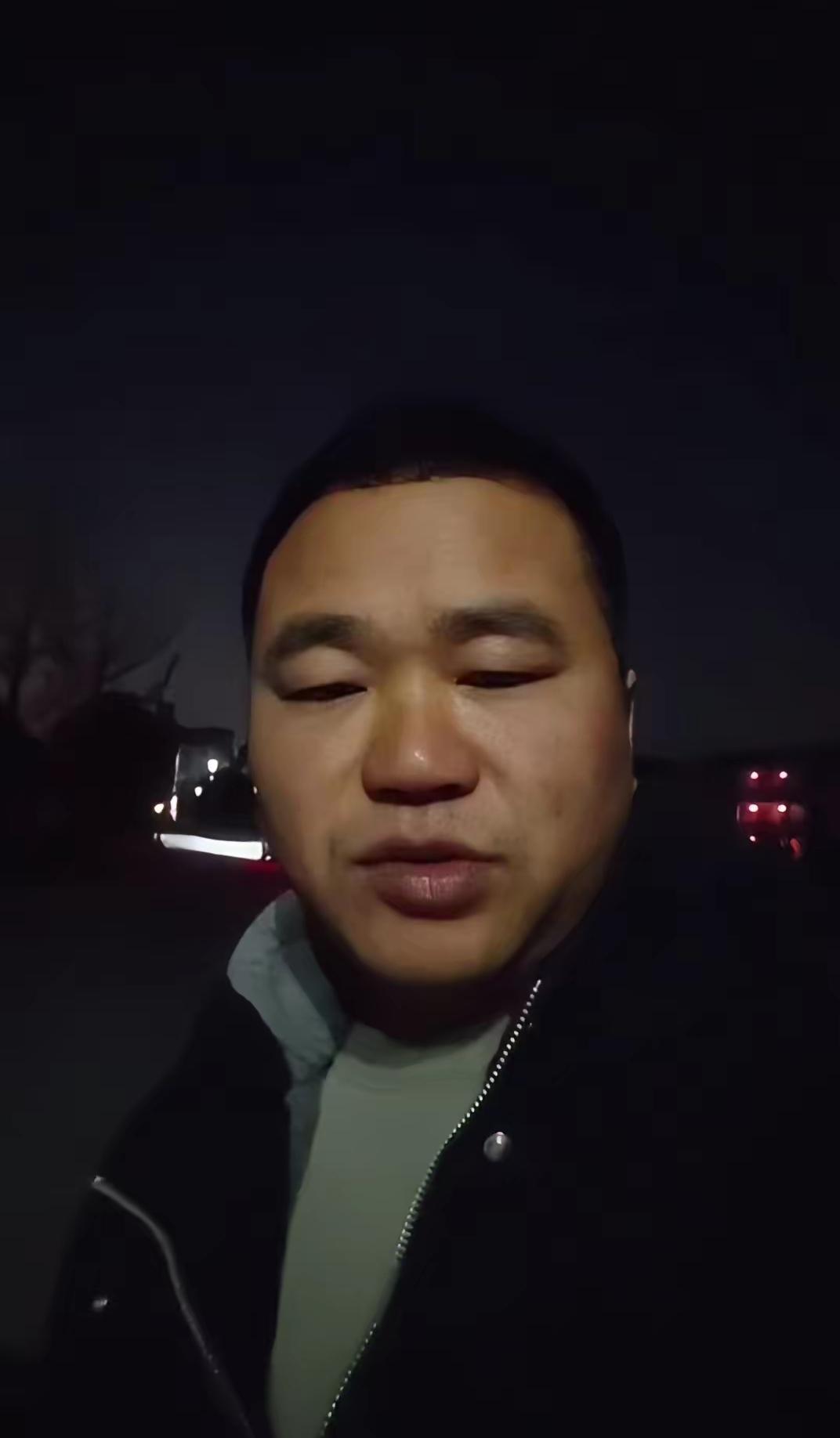 这两年的日子，谁不是揣着焦虑熬夜？跑滴滴的算着租车费熬到后半夜，开餐馆的盯着空桌