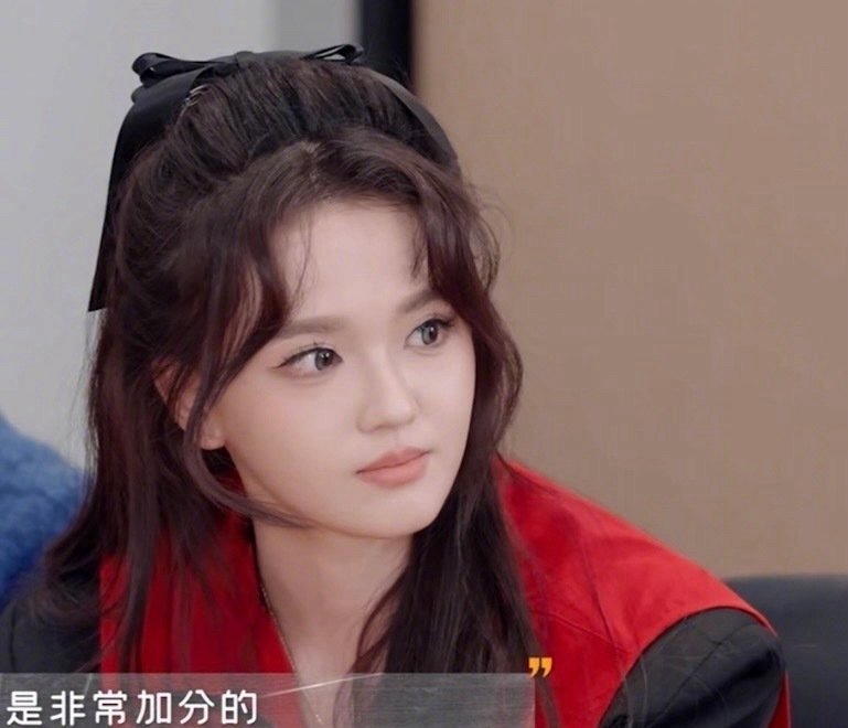杜华考虑签约武大校花引发热议妹妹，进了月华就相当于进了大学学会计[跪了]而且杜华
