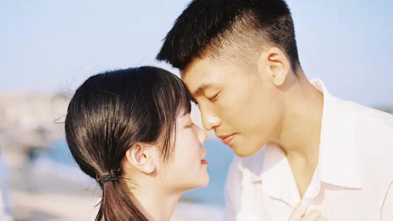 谷谷友这般美得动人心魄，风情万种，眼波含情，柔意似水的模样，让人忽然明白眉目传情